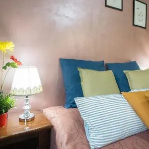 Colorful Yard Bed and breakfast